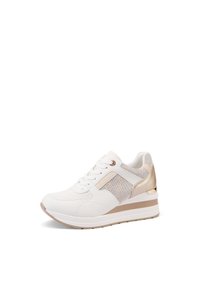 Sneaker bianco con tomaia in rete testurizzata, dettagli metallici dorati e suola imbottita. Presenta una chiusura con lacci e un design minimalista.