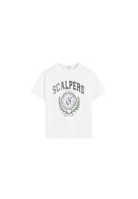 Camiseta blanca de algodón con mangas cortas, que presenta el texto "SCALPERS" y un emblema circular con hojas de laurel y estrellas en un tono oscuro.