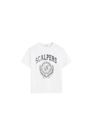 T-shirt bianca in cotone a maniche corte, con la scritta "SCALPERS" e un emblema circolare con foglie di alloro e stelle stampato in scuro.