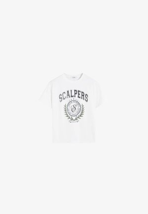 T-shirt en coton blanc à manches courtes, portant le texte "SCALPERS" et un emblème circulaire avec des feuilles de laurier et des étoiles en impression sombre.
