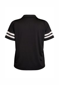Schwarzes Poloshirt mit Kragen und kurzen Ärmeln. Weiße Streifen verlaufen horizontal an jedem Ärmel. Weicher, strukturierter Stoff.