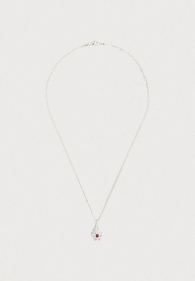Collier chaîne en argent avec un petit pendentif orné de cristaux rouges et transparents disposés en forme florale.