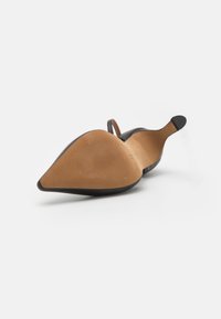 ÁNGEL ALARCÓN Pumps - black