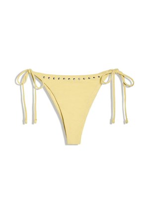 Chiloti de bikini galbeni cu legături laterale și detalii argintii tip ochi de plasă de-a lungul marginii frontale a taliei, așezați pe o suprafață plată, pe fundal alb.