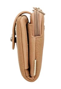 Portafoglio in pelle marrone chiaro con chiusura a zip, texture liscia e design compatto e pieghevole. Presenta un piccolo tag decorativo sul lato.