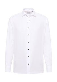 Witte longsleeve met een textuurpatroon, zwarte knopen aan de voorkant en een klassieke kraag; de manchetten zijn ook wit met een bijpassende textuur.
