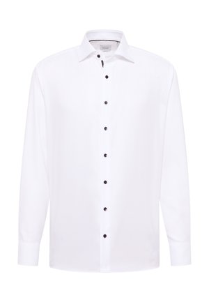 Witte longsleeve met een textuurpatroon, zwarte knopen aan de voorkant en een klassieke kraag; de manchetten zijn ook wit met een bijpassende textuur.