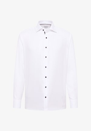 Witte longsleeve met een textuurpatroon, zwarte knopen aan de voorkant en een klassieke kraag; de manchetten zijn ook wit met een bijpassende textuur.