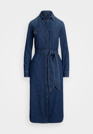 Abito in denim con maniche lunghe, chiusura a bottoni, colletto e cintura legata in vita, di colore blu intenso. Presenta un dettaglio ad anello sulla spalla.
