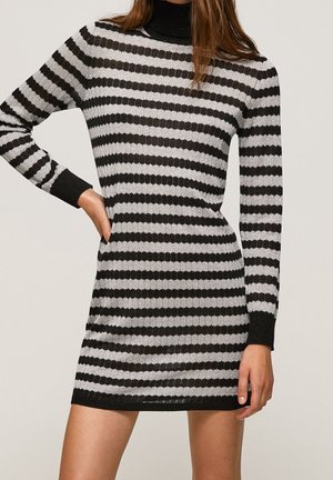 Zwart-zilveren gestreepte jurk met een hoge hals en lange mouwen, met een gestructureerd gebreid patroon en een aansluitende pasvorm.