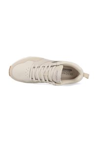 Zapatilla deportiva beige con parte superior de cuero suave, detalles perforados, cordones planos y una plantilla texturizada. Suela de goma con agarre.
