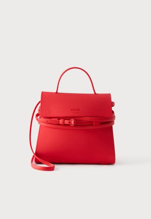 Κόκκινη τσάντα Moschino Milano με επάνω λαβή, μπροστινό καπάκι και μακρύ ρυθμιζόμενο λουρί ώμου, εμφανίζεται σε απλό λευκό φόντο.