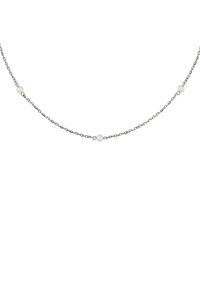 Srebrny łańcuszek z małymi białymi perłami rozmieszczonymi równomiernie na całej długości, o delikatnej i gładkiej fakturze.