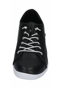 Schwarze Leder-Sneaker mit weißer Gummisohle und Schnürsenkeln, im Low-Top-Design und mit Metallösen versehen. Glatte Textur, elegante Silhouette.