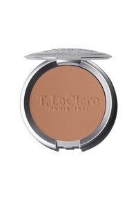 Kompakter Bronzer in einer runden silbernen Dose. Glattes, mattes beigefarbenes Produkt mit eingeprägten Markendetails auf der Oberfläche. Klappdeckeldesign.