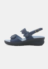 Sandali con zeppa in blu navy, con finitura in pelle liscia, cinturino regolabile e applicazioni quadrate decorative sulla zona delle dita.