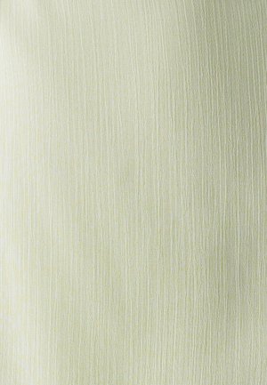 Tessuto giallo chiaro con texture a righe verticali, caratterizzato da una superficie morbida e leggermente stropicciata e un aspetto traslucido.