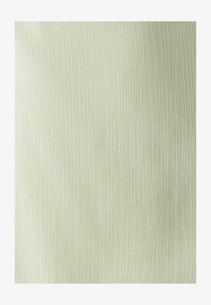 Tessuto giallo chiaro con texture a righe verticali, caratterizzato da una superficie morbida e leggermente stropicciata e un aspetto traslucido.