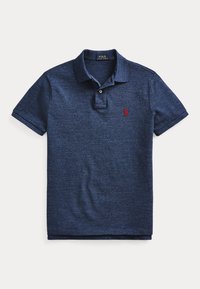 Tmavomodré polo tričko Polo Ralph Lauren s krátkym rukávom, golierom, zapínaním na jeden gombík a červeným vyšívaným logom na ľavej strane hrude.