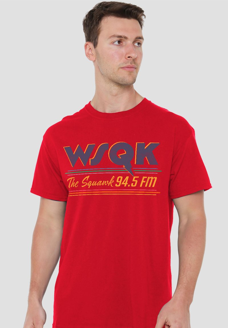 Rotes Baumwoll-T-Shirt mit auffälligem Text: "WSQK 94.5 FM" in Marineblau und Gelb. Klassischer Rundhalsausschnitt, kurze Ärmel und lockere Passform.