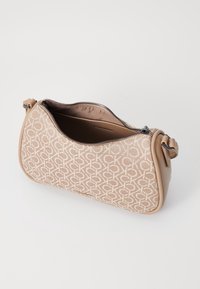 Torebka Calvin Klein, beżowa tkanina z powtarzającym się wzorem logo, teksturowany materiał, zakrzywiony kształt, zapięcie na zamek, gładkie skórzane akcenty.