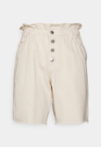 Beige denimshorts med elastisk midjeband och fem metallknappar; har en rak skärning och fransig fåll. Två sidfickor ingår.