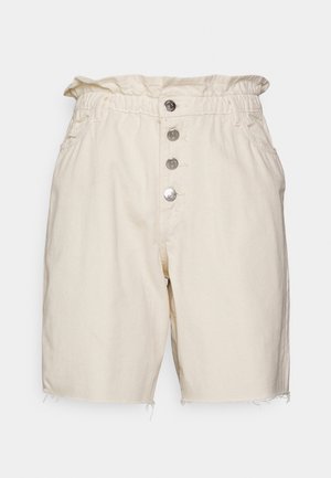 Pantaloncini in denim beige con vita elastica e cinque bottoni di metallo; presentano un taglio dritto e orlo sfilacciato. Due tasche laterali incluse.