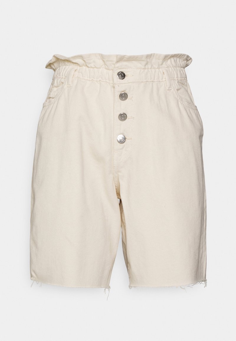 Beige denimshorts med elastisk midjeband och fem metallknappar; har en rak skärning och fransig fåll. Två sidfickor ingår.