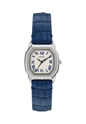 Srebrny zegarek Fossil z ośmiokątną tarczą, niebieskimi rzymskimi cyframi, teksturowaną białą tarczą, czarnymi wskazówkami godzinową i minutową oraz niebieskim skórzanym paskiem.