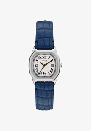 Silberne Fossil-Uhr mit achteckigem Zifferblatt, blauen römischen Zahlen, strukturiertem weißem Zifferblatt, schwarzen Stunden- und Minutenzeigern und blauem Lederarmband.