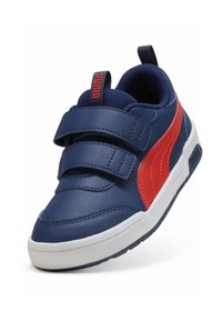 Tumed sinine spordijalats punaste aktsentidega ja PUMA logo; kujundatud kahe Velcro rihmaga ja tekstureeritud nahkviimistlusega. Valge tallaga.