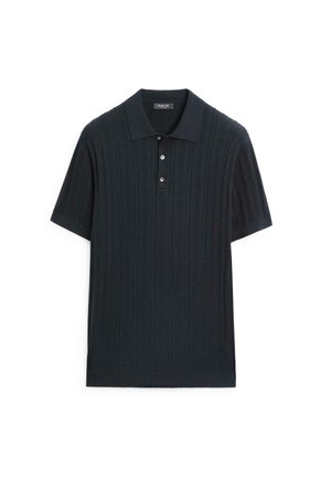 Zwart poloshirt met korte mouwen, kabelbreiselstructuur, drieknopsbies en klassieke kraag, afgebeeld op een witte achtergrond.