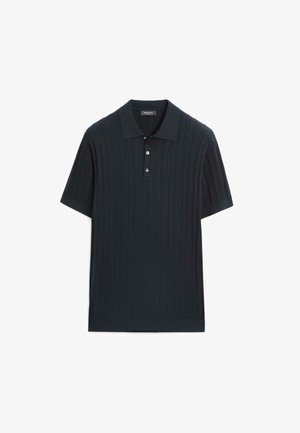 Zwart poloshirt met korte mouwen, kabelbreiselstructuur, drieknopsbies en klassieke kraag, afgebeeld op een witte achtergrond.