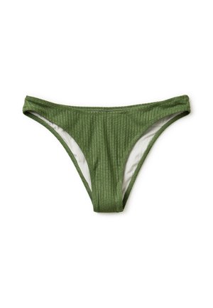 Slip bikini verde oliva a coste con taglio a vita bassa e fascia elastica, mostrato disteso su sfondo bianco.