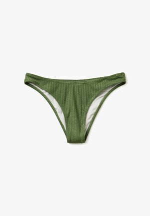 Slip bikini verde oliva a coste con taglio a vita bassa e fascia elastica, mostrato disteso su sfondo bianco.