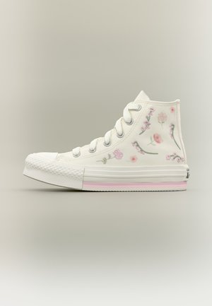 Witte hoge sneaker met veters aan de voorkant, versierd met kleine roze bloemenpatronen en een subtiele roze streep op de zool.