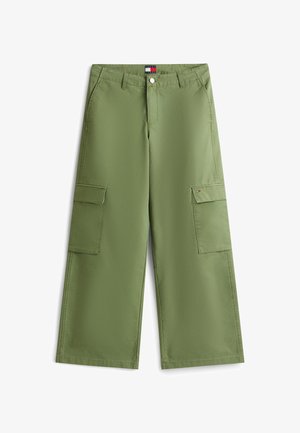 Φαρδιά παντελόνια cargo σε ελιά πράσινο, με τσέπες με καπάκι στα πόδια, κλείσιμο με φερμουάρ και κουμπί, και μικρό λογότυπο Tommy Hilfiger στη μέση και στο καπάκι της τσέπης.