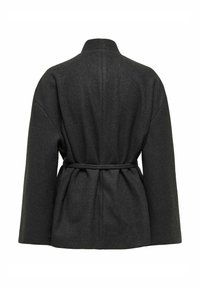 Dunkelgraue Wollmischungjacke mit hohem Kragen, weiten Ärmeln und einem Gürtel in der Taille. Der Rücken hat ein schlichtes, minimalistisches Design.