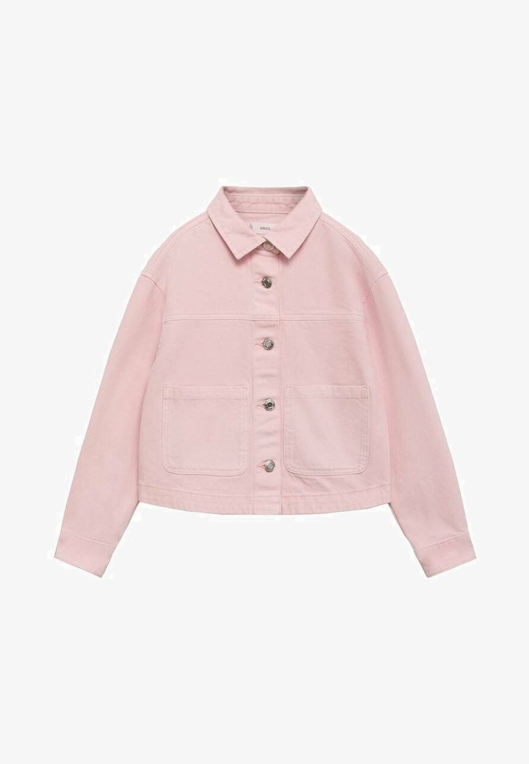 Giacca in denim rosa con colletto, chiusura frontale con bottoni, due tasche a patta e maniche lunghe. Texture liscia con dettagli di cucitura minimi.