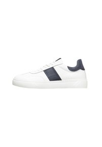 Sneaker bianco in pelle con striscia accentata testurizzata blu navy e tallone, suola piatta in gomma e design con lacci.