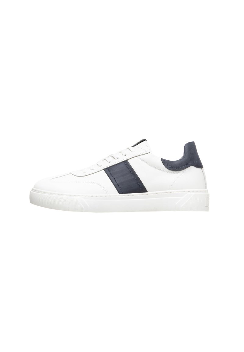 Sneaker bianco in pelle con striscia accentata testurizzata blu navy e tallone, suola piatta in gomma e design con lacci.