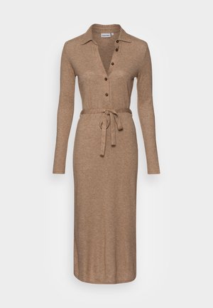 Beige gebreide jurk met lange mouwen, kraag, V-hals met knopen en bijpassende stoffen ceintuur in taille, knie-lengte stijl.