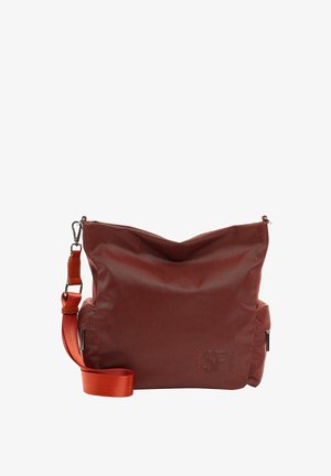 Rote perforierte Handtasche mit lässigem Design, ausgestattet mit einem Reißverschluss, verstellbarem Tragegurt und einer Seitentasche für zusätzliche Funktionalität.
