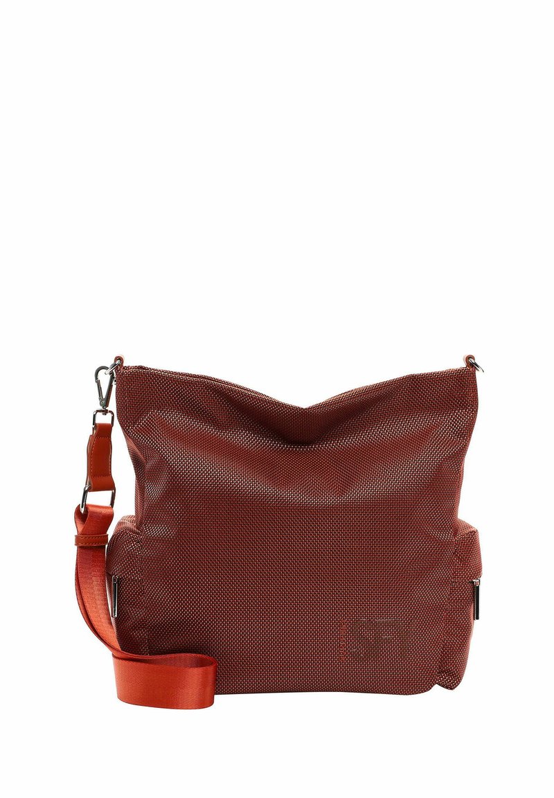 Borsa a tracolla rossa perforata con un design morbido, dotata di chiusura con zip, tracolla regolabile e tasca laterale per una maggiore funzionalità.