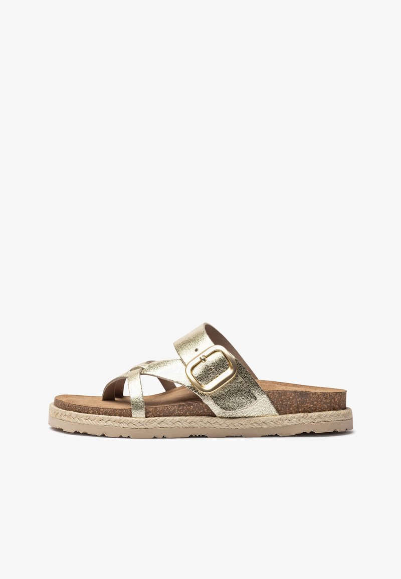 Goldfarbene, metallische Sandalen mit Kreuzriemen und einer beige Korksohle sowie gewobenem Rand. Sie verfügen über eine dekorative goldene Schnalle und eine strukturierte Oberfläche.