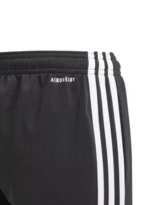 Czarne spodenki sportowe z teksturowanej tkaniny, z elastycznym pasem i trzema białymi pionowymi paskami po boku. Zawierają logo "AEROREADY."
