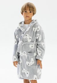 Accappatoio grigio in peluche con cappuccio, motivo di controller di gioco bianco e due tasche frontali. Texture morbida con cintura autostringente.