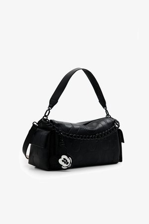 Sac en simili cuir noir avec une surface texturée, poignées en chaîne et en sangle, comprenant un charme Mickey Mouse sur la tirette d'une fermeture éclair.