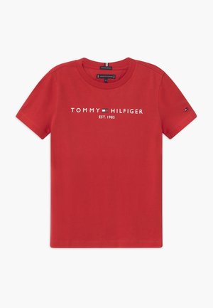 Rotes T-Shirt mit kurzen Ärmeln mit weißem "Tommy Hilfiger Est. 1985" Text und Logo auf der Vorderseite und kleinem Logo auf dem linken Ärmel.