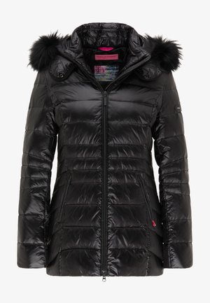 Czarna kurtka puchowa o pikowanej strukturze, z zapięciem na zamek, odpinanym kapturem i futrzanymi akcentami. Posiada boczne kieszenie oraz logo na rękawie.